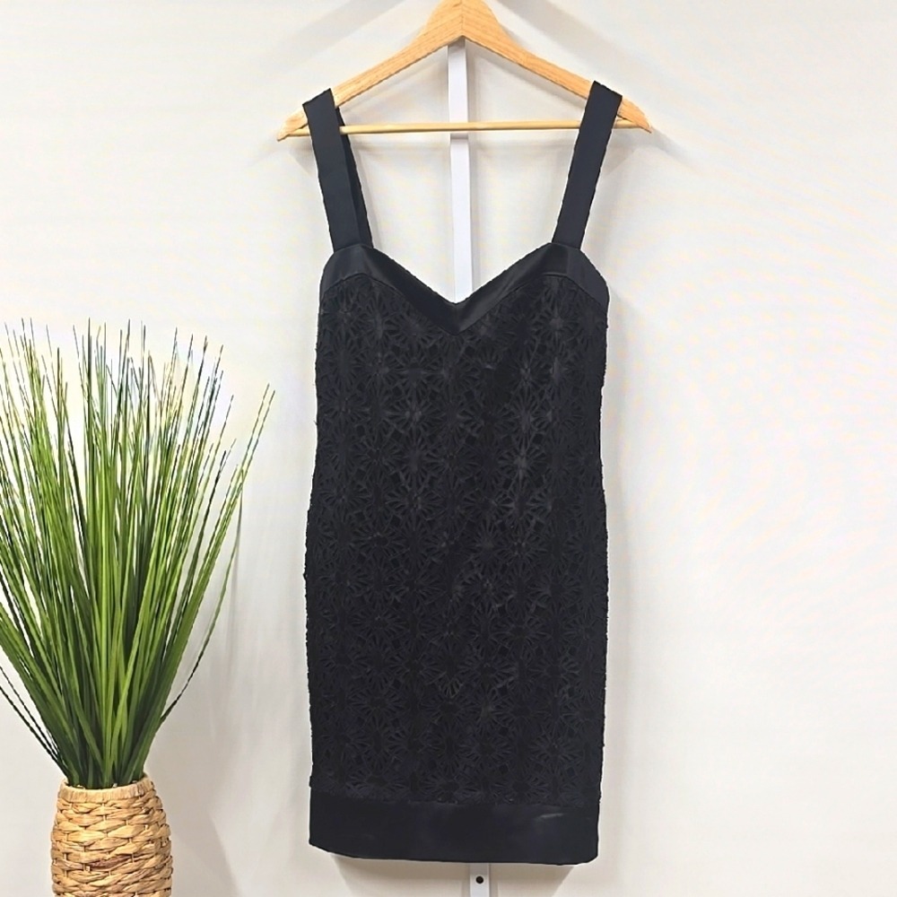 Nicole Miller Black Lace Hook and Eye Back Cocktail Dress Original Sample Small‎
